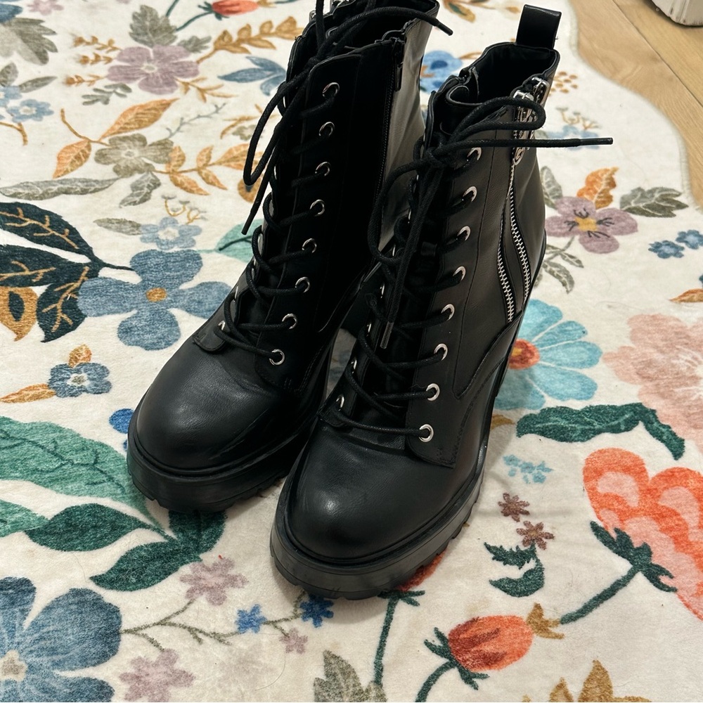 Stylish Black Lace-Up Platform Boots - Picture 3 of 11